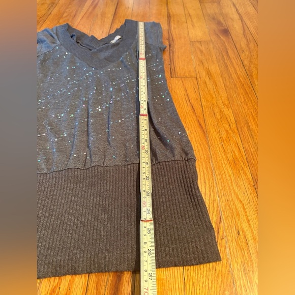 ✨ Twenty One Gray Sequin V-Neck Sweater Top - Picture 4 of 6